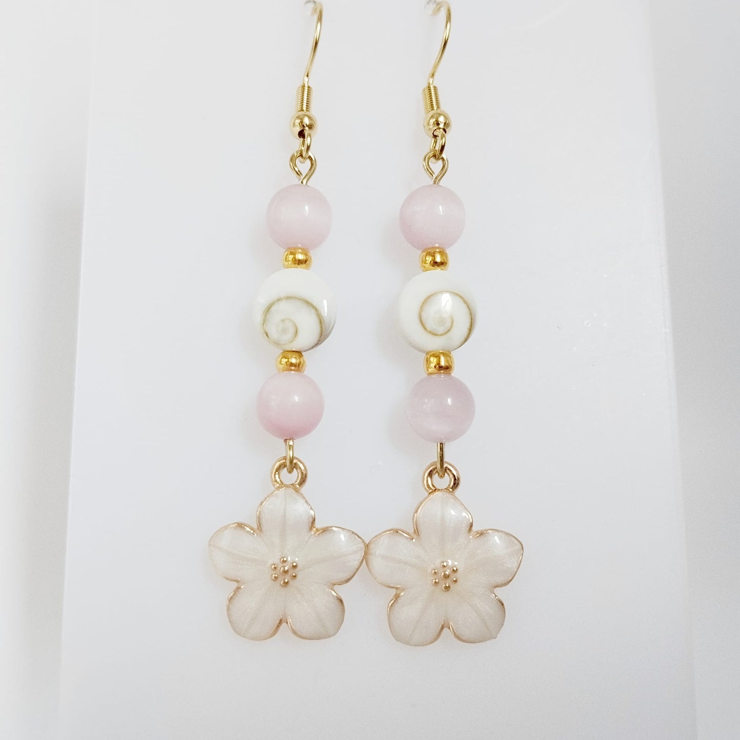 Découvrez nos boucles d'oreilles en Œil de Sainte-Lucie et pierres naturelles. Bouclier de protection, sérénité et vitalité au quotidien. Trouvez votre pierre !