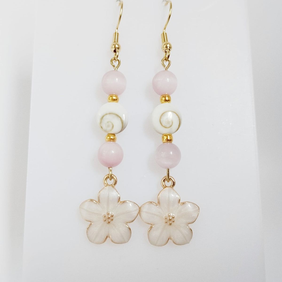 Découvrez nos boucles d'oreilles en Œil de Sainte-Lucie et pierres naturelles. Bouclier de protection, sérénité et vitalité au quotidien. Trouvez votre pierre !