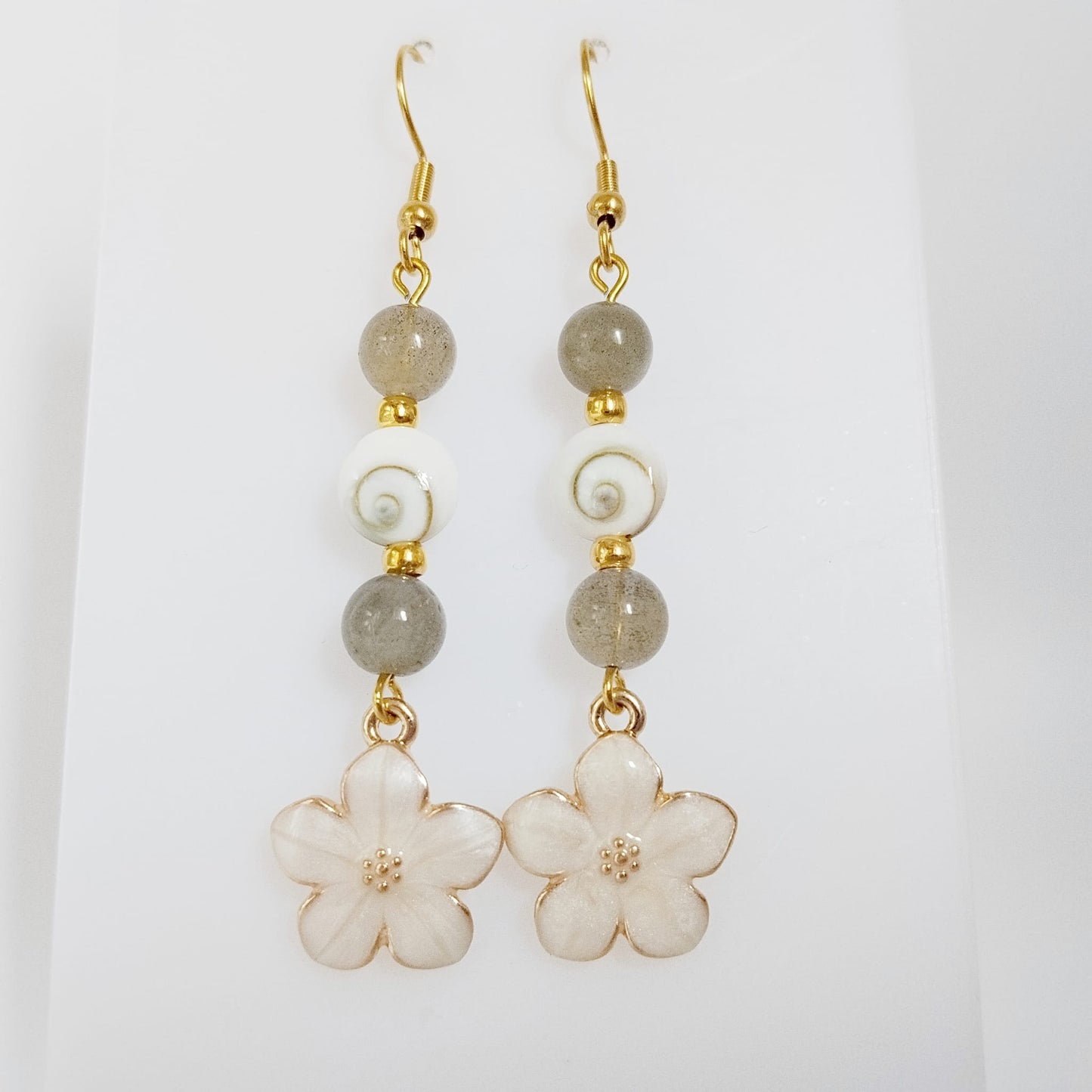 Découvrez nos boucles d'oreilles en Œil de Sainte-Lucie et pierres naturelles. Bouclier de protection, sérénité et vitalité au quotidien. Trouvez votre pierre !