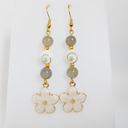 Découvrez nos boucles d'oreilles en Œil de Sainte-Lucie et pierres naturelles. Bouclier de protection, sérénité et vitalité au quotidien. Trouvez votre pierre !