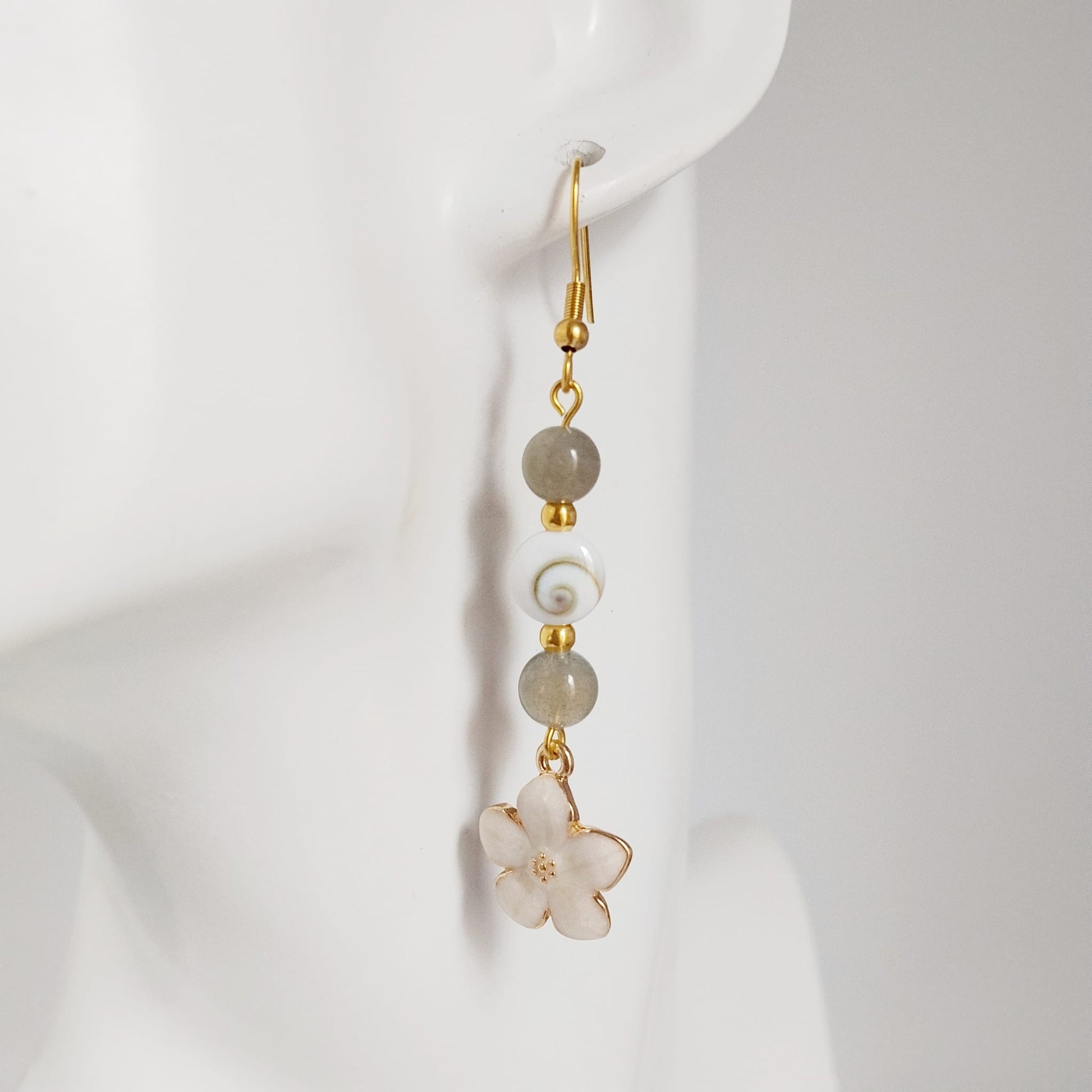 Découvrez nos boucles d'oreilles en Œil de Sainte-Lucie et pierres naturelles. Bouclier de protection, sérénité et vitalité au quotidien. Trouvez votre pierre !