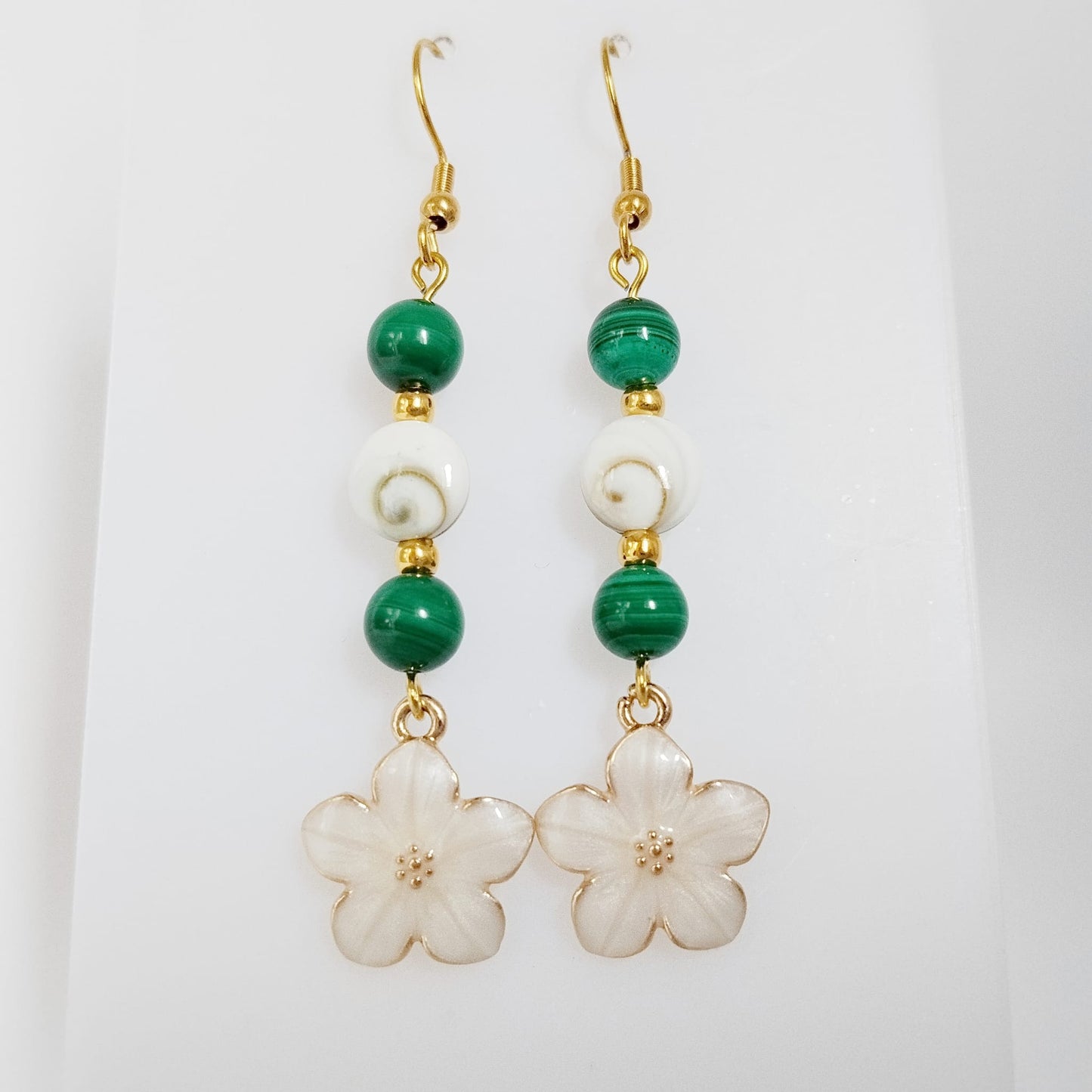 Découvrez nos boucles d'oreilles en Œil de Sainte-Lucie et pierres naturelles. Bouclier de protection, sérénité et vitalité au quotidien. Trouvez votre pierre !