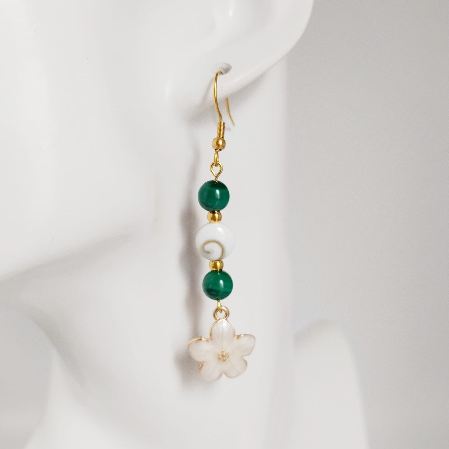 Découvrez nos boucles d'oreilles en Œil de Sainte-Lucie et pierres naturelles. Bouclier de protection, sérénité et vitalité au quotidien. Trouvez votre pierre !
