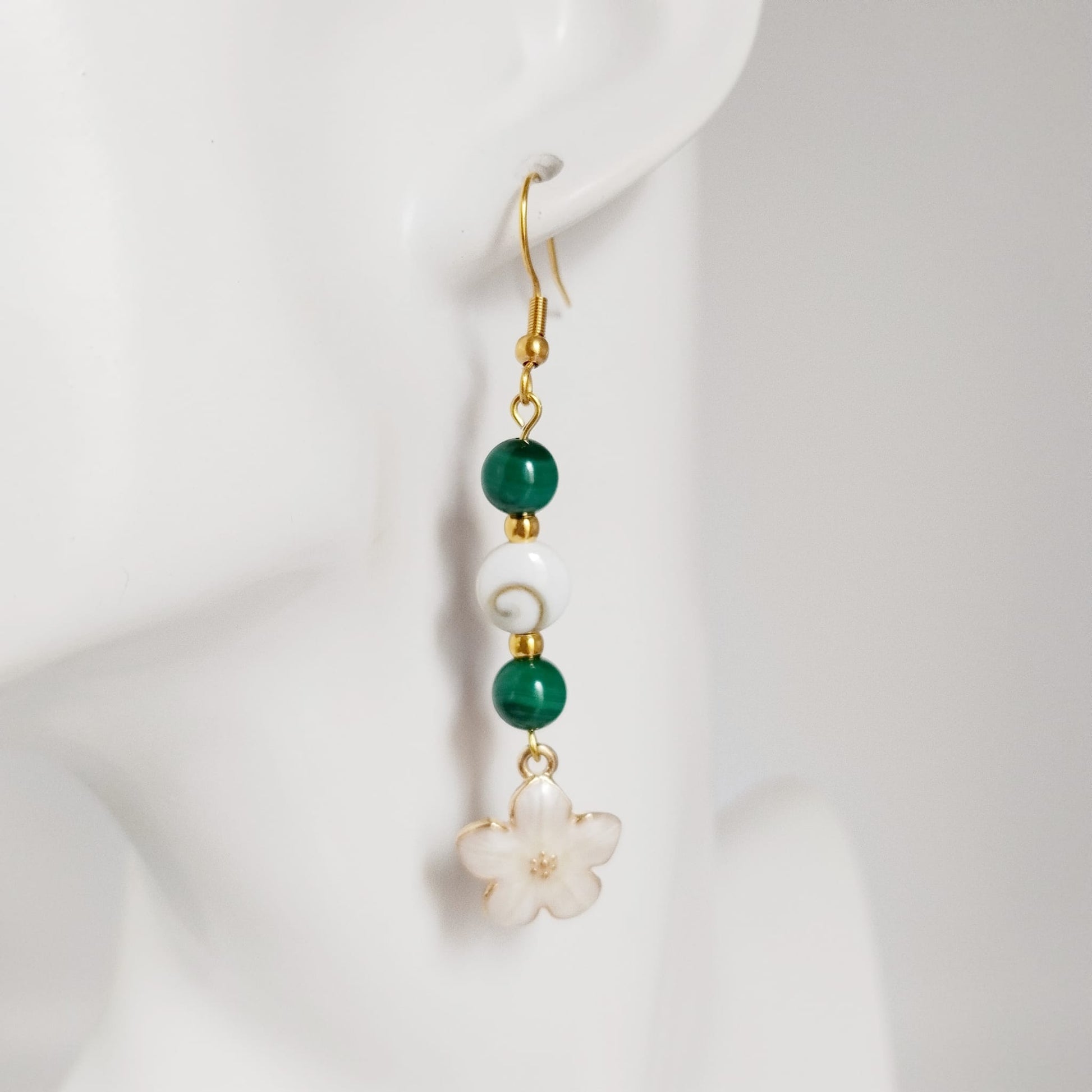 Découvrez nos boucles d'oreilles en Œil de Sainte-Lucie et pierres naturelles. Bouclier de protection, sérénité et vitalité au quotidien. Trouvez votre pierre !