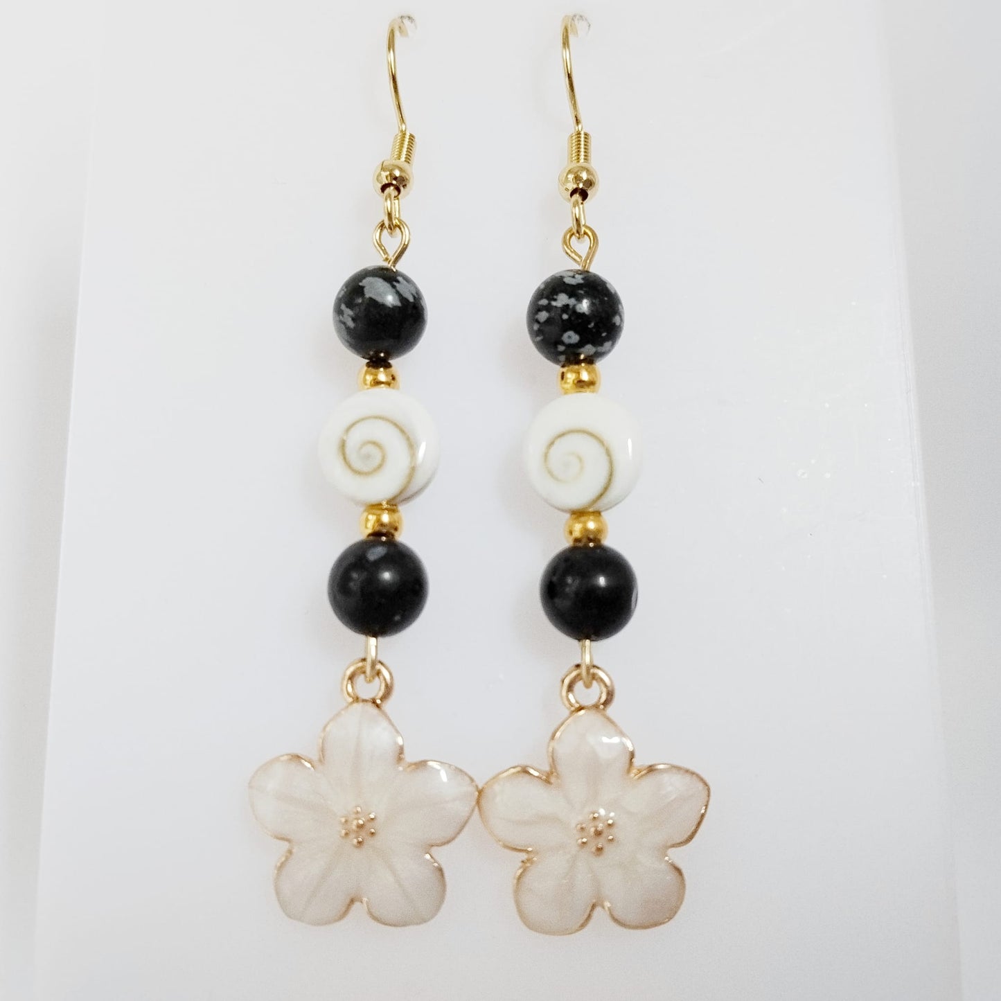 Découvrez nos boucles d'oreilles en Œil de Sainte-Lucie et pierres naturelles. Bouclier de protection, sérénité et vitalité au quotidien. Trouvez votre pierre !