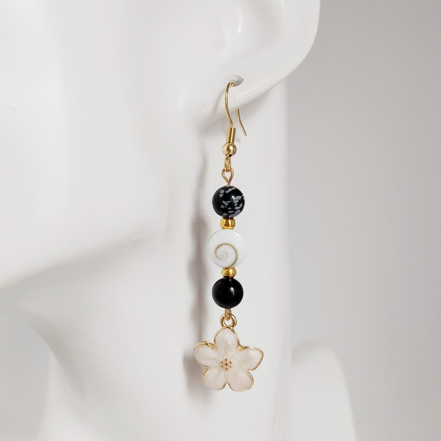 Découvrez nos boucles d'oreilles en Œil de Sainte-Lucie et pierres naturelles. Bouclier de protection, sérénité et vitalité au quotidien. Trouvez votre pierre !