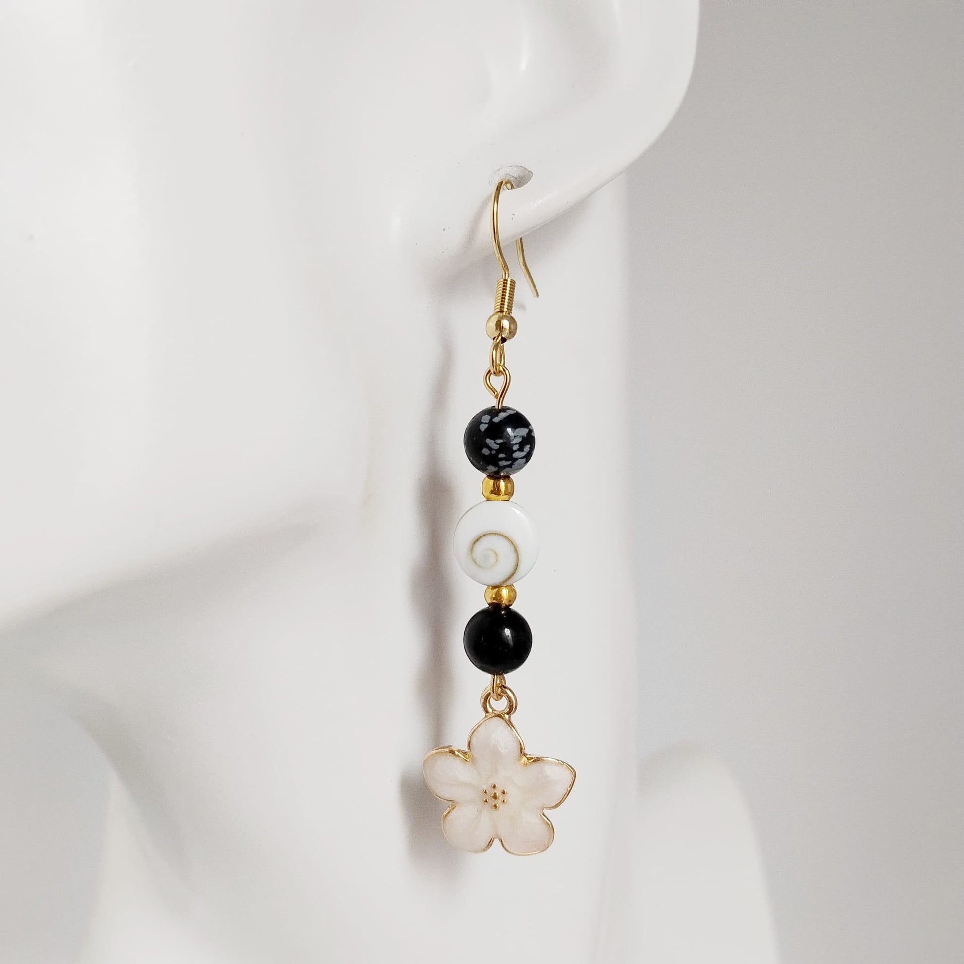 Découvrez nos boucles d'oreilles en Œil de Sainte-Lucie et pierres naturelles. Bouclier de protection, sérénité et vitalité au quotidien. Trouvez votre pierre !