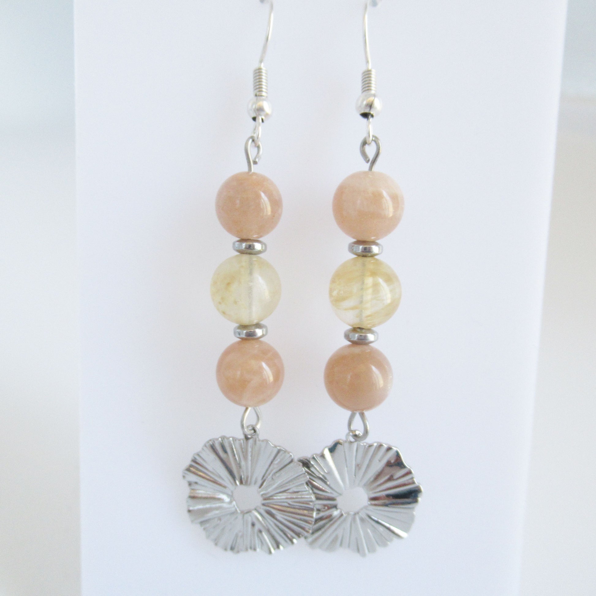 monjolicaillou.fr

https://monjolicaillou.fr › produits › boucles-doreilles-pierre-de-soleil-citrine-1

Boucles d'oreilles Pierre de soleil - Citrine

Découvrez nos boucles d'oreilles en Pierre de soleil et Citrine, deux pierres aux vertus exceptionnelles. La Pierre de soleil vous enveloppe d'énergie positive,…