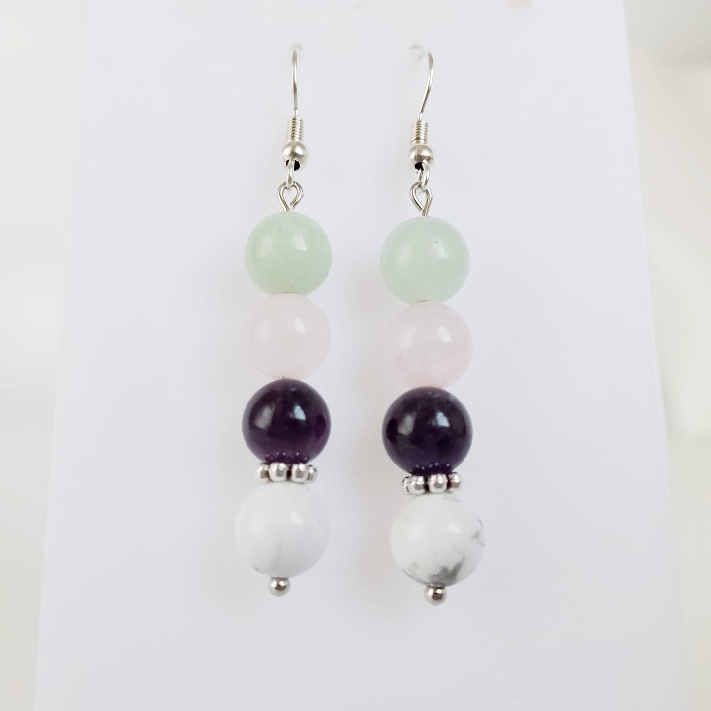 Découvrez nos boucles d'oreilles anti-stress en pierres naturelles. Une synergie apaisante de 4 pierres pour chasser les peurs et retrouver une vie sereine. 2 modèles au choix.