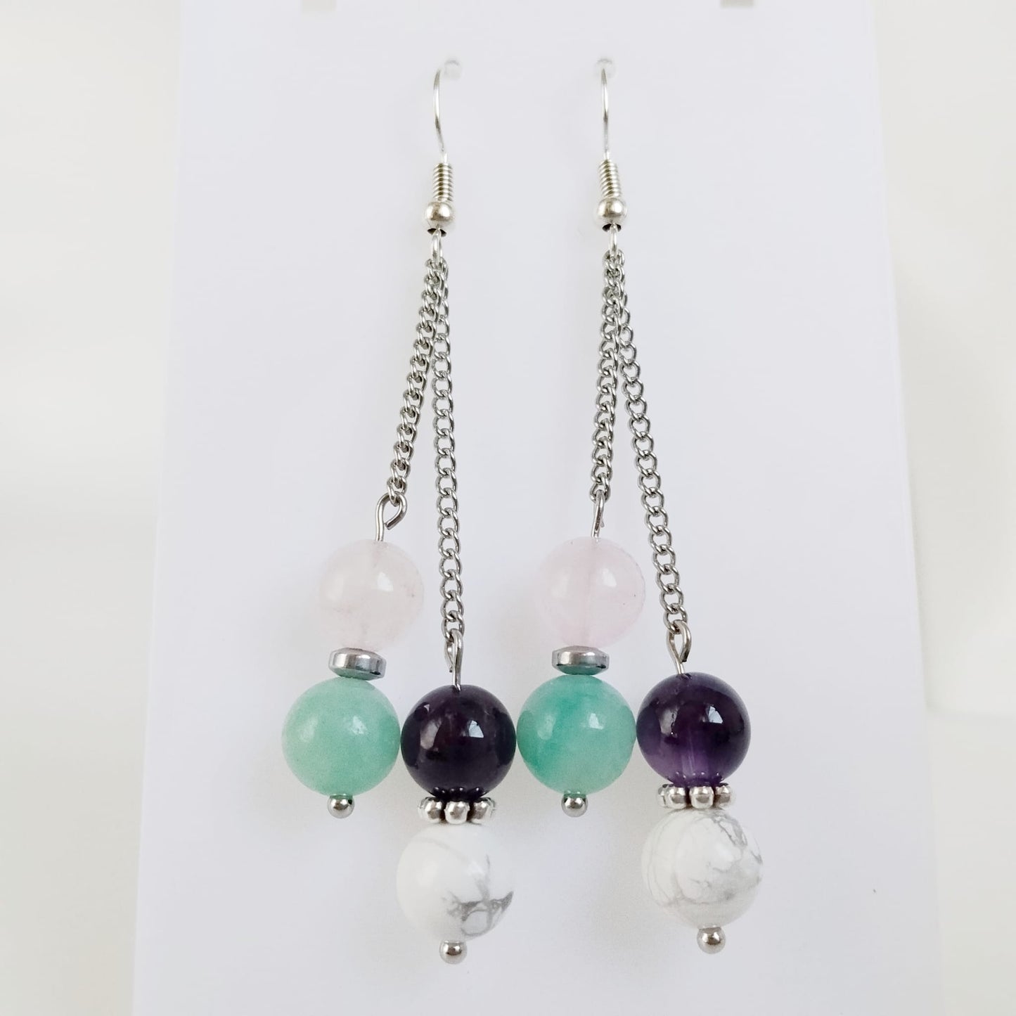 Découvrez nos boucles d'oreilles anti-stress en pierres naturelles. Une synergie apaisante de 4 pierres pour chasser les peurs et retrouver une vie sereine. 2 modèles au choix.