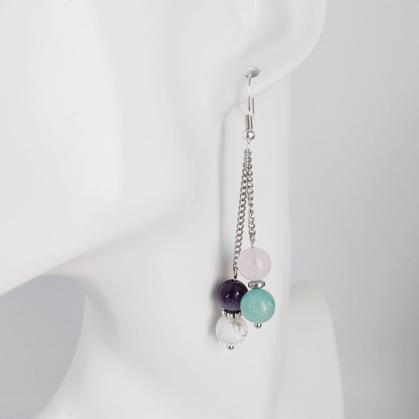 Découvrez nos boucles d'oreilles anti-stress en pierres naturelles. Une synergie apaisante de 4 pierres pour chasser les peurs et retrouver une vie sereine. 2 modèles au choix.