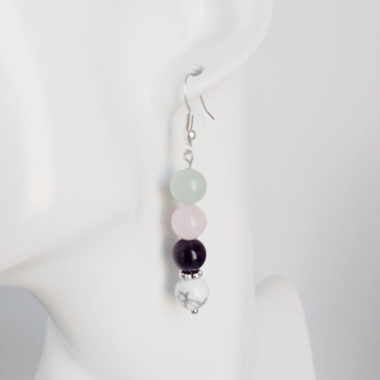 Découvrez nos boucles d'oreilles anti-stress en pierres naturelles. Une synergie apaisante de 4 pierres pour chasser les peurs et retrouver une vie sereine. 2 modèles au choix.