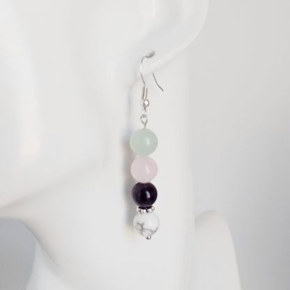 Découvrez nos boucles d'oreilles anti-stress en pierres naturelles. Une synergie apaisante de 4 pierres pour chasser les peurs et retrouver une vie sereine. 2 modèles au choix.