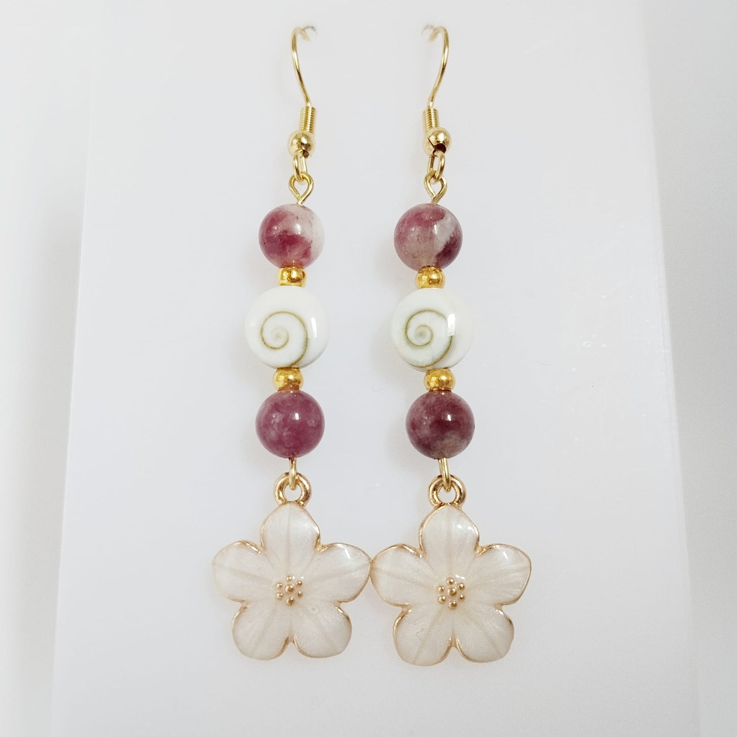 Découvrez nos boucles d'oreilles en Œil de Sainte-Lucie et pierres naturelles. Bouclier de protection, sérénité et vitalité au quotidien. Trouvez votre pierre !