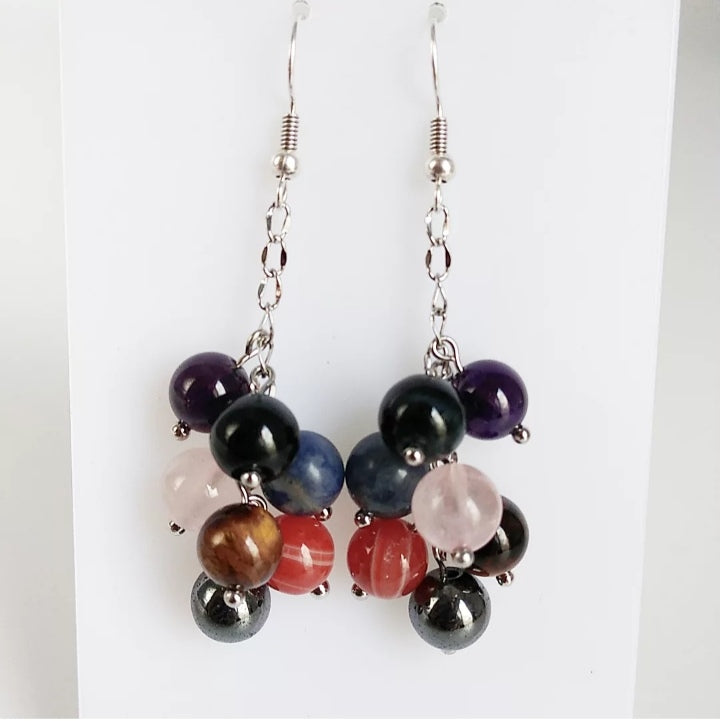 Boucles d’oreilles 7 chakras en pierres naturelles. Bijou énergétique élégant qui équilibre vos énergies et sublime votre style au quotidien.