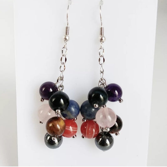 Boucles d’oreilles 7 chakras en pierres naturelles. Bijou énergétique élégant qui équilibre vos énergies et sublime votre style au quotidien.