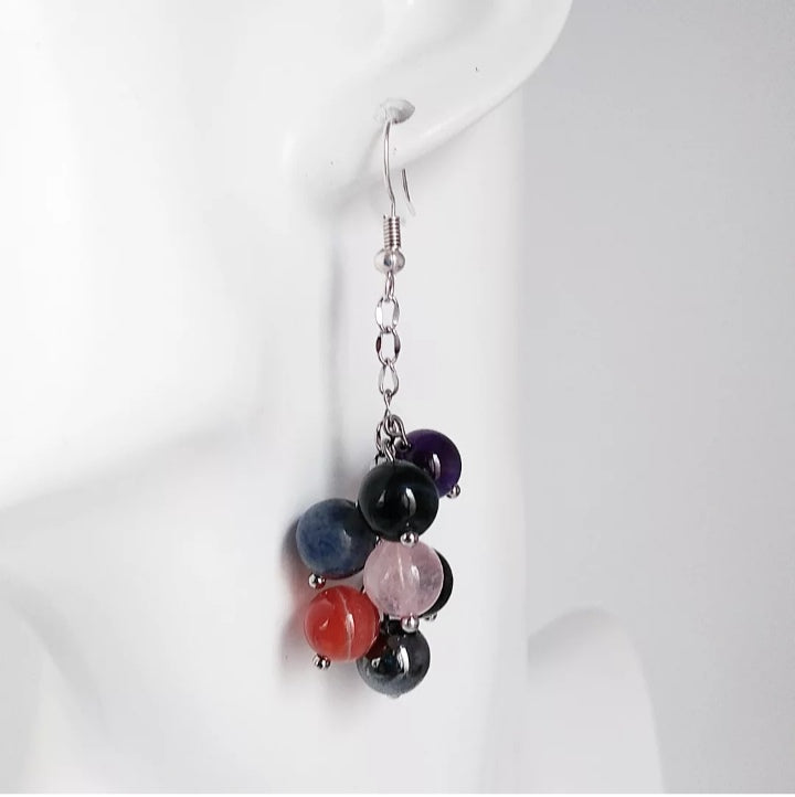 Boucles d’oreilles 7 chakras en pierres naturelles. Bijou énergétique élégant qui équilibre vos énergies et sublime votre style au quotidien.