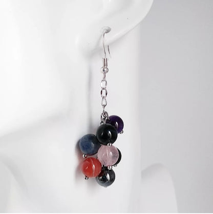 Boucles d’oreilles 7 chakras en pierres naturelles. Bijou énergétique élégant qui équilibre vos énergies et sublime votre style au quotidien.