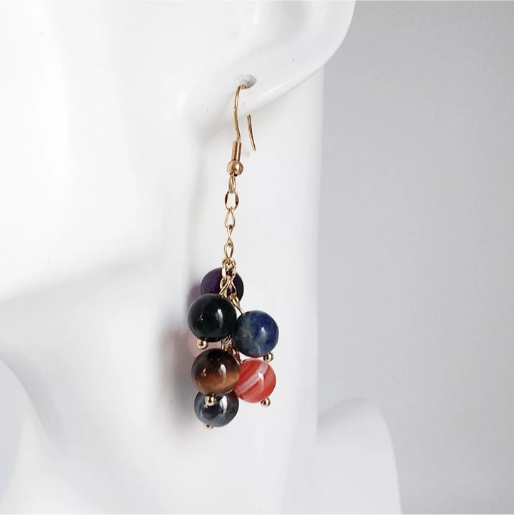 Boucles d’oreilles 7 chakras en pierres naturelles. Bijou énergétique élégant qui équilibre vos énergies et sublime votre style au quotidien.