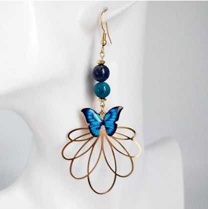 Boucles d’oreilles en Apatite AAA et Lapis Lazuli AA avec symbole papillon. Bijoux énergétiques pour l’expression, la confiance et la transformation intérieure. Élégance et puissance au quotidien.

