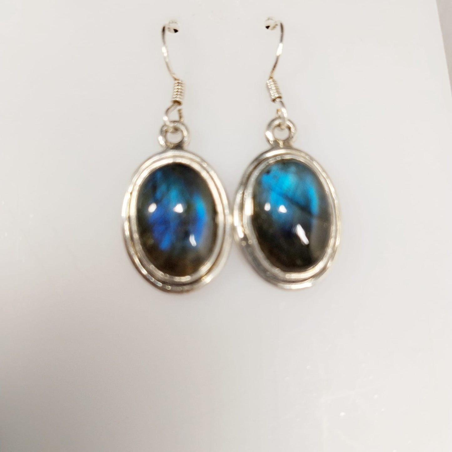 Boucles d'oreilles en Labradorite naturelle et Argent 925. Bijou de protection, bouclier énergétique et soutien de l'intuition.