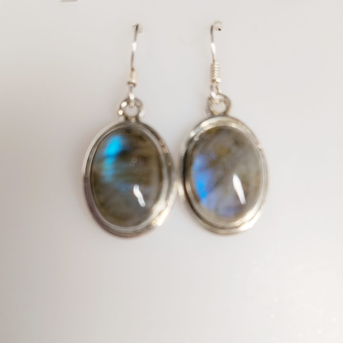 Boucles d'oreilles en Labradorite naturelle et Argent 925. Bijou de protection, bouclier énergétique et soutien de l'intuition.