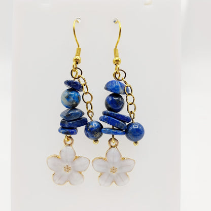 Boucles d’oreilles en pierre naturelle lapis lazuli, symbole de sagesse, intuition et sérénité. Un bijou énergétique pour l’harmonie et la confiance en soi.