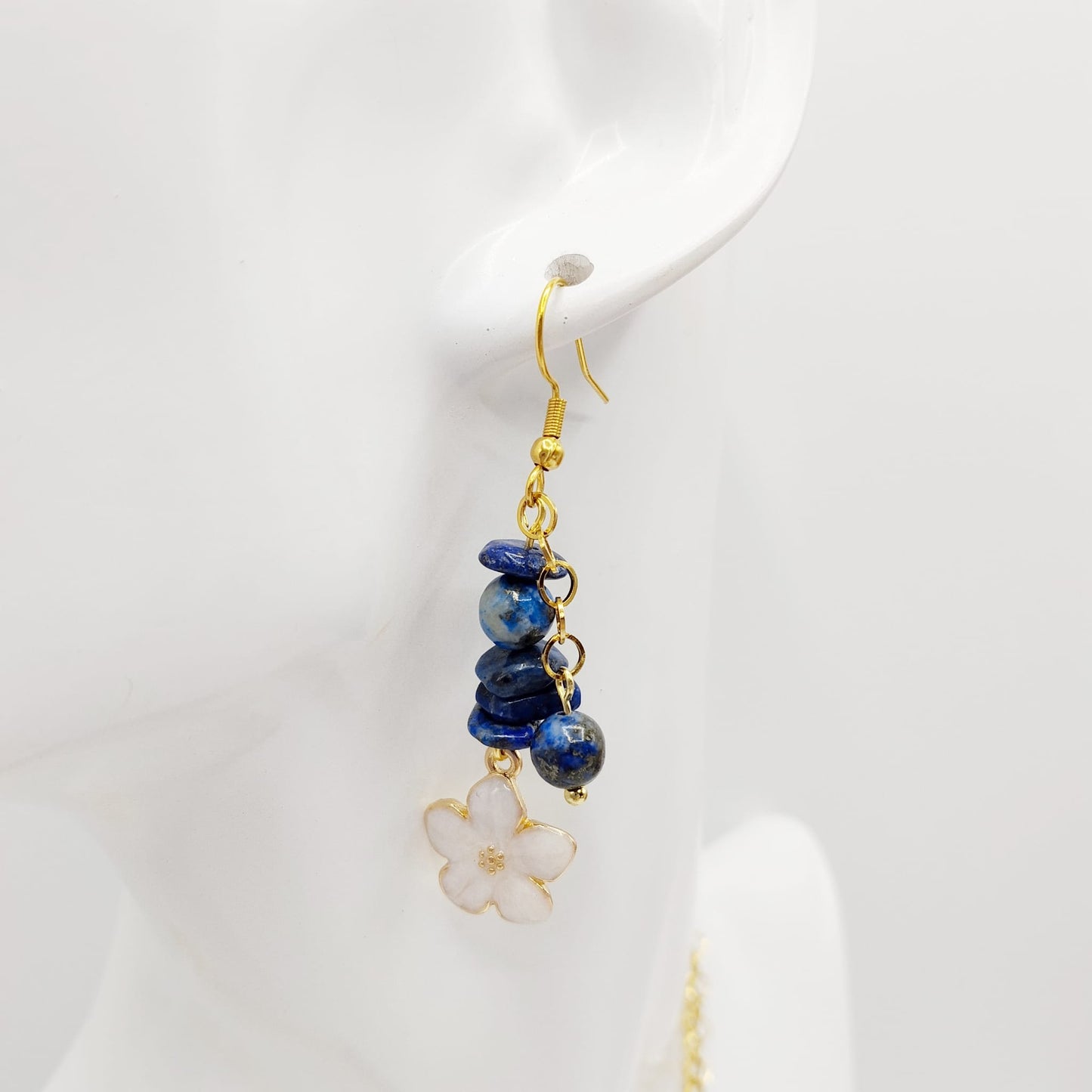Boucles d’oreilles en pierre naturelle lapis lazuli, symbole de sagesse, intuition et sérénité. Un bijou énergétique pour l’harmonie et la confiance en soi.