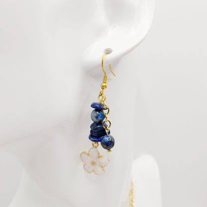 Boucles d’oreilles en pierre naturelle lapis lazuli, symbole de sagesse, intuition et sérénité. Un bijou énergétique pour l’harmonie et la confiance en soi.
