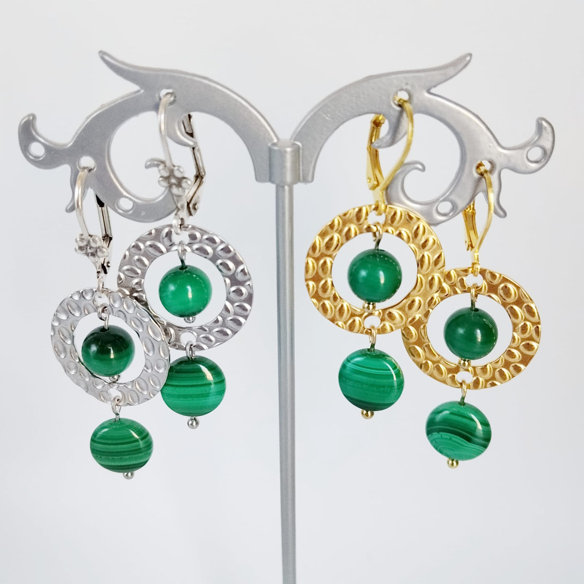 Boucles d’oreilles dormeuses en malachite naturelle, une pierre aux magnifiques nuances de vert associée à la transformation, au cœur et à la protection.
