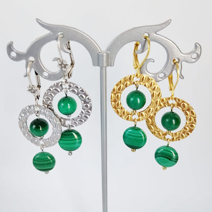 Boucles d’oreilles dormeuses en malachite naturelle, une pierre aux magnifiques nuances de vert associée à la transformation, au cœur et à la protection.