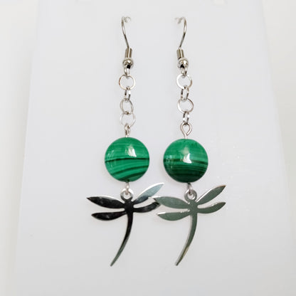 Boucles d’oreilles en Malachite naturelle ornées d’une libellule, symbole de transformation et de liberté. Un bijou féminin, original et plein de sens.
