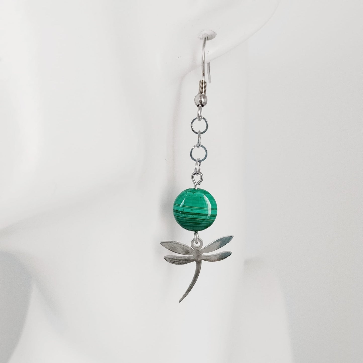 Boucles d’oreilles en Malachite naturelle ornées d’une libellule, symbole de transformation et de liberté. Un bijou féminin, original et plein de sens.