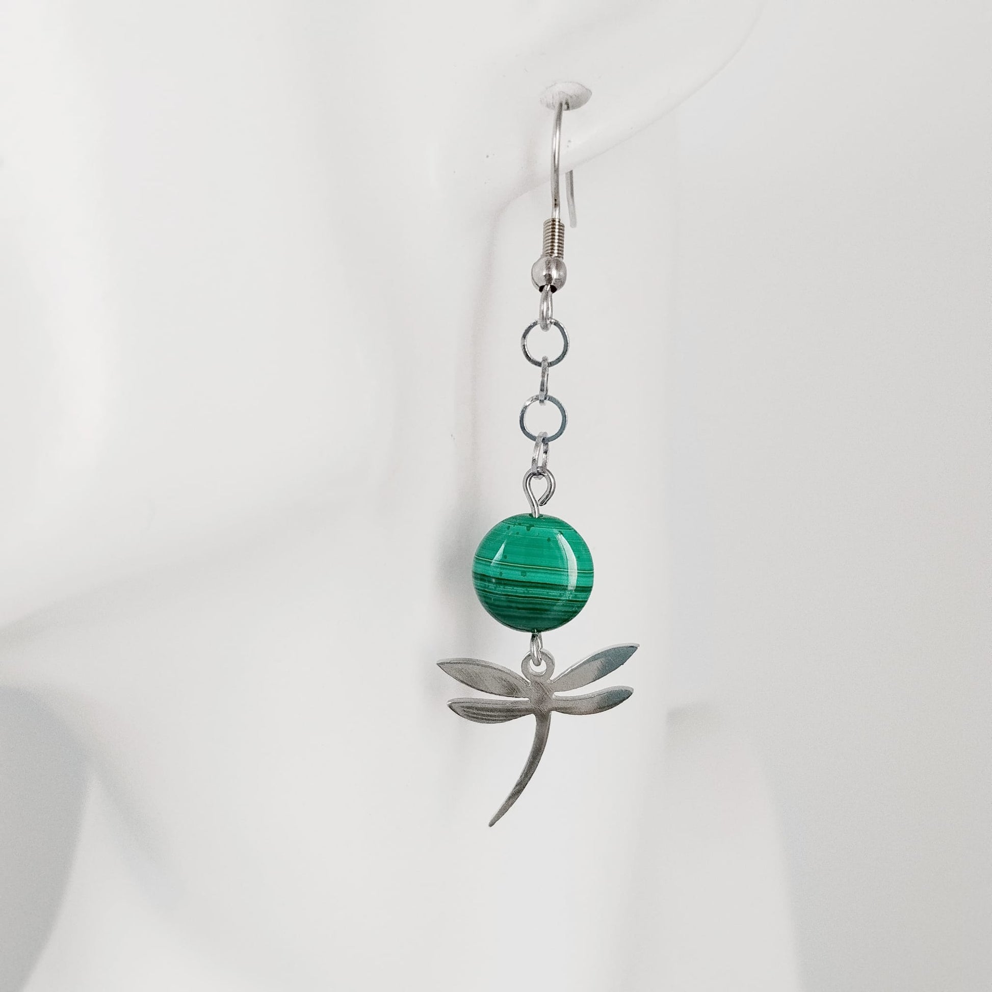 Boucles d’oreilles en Malachite naturelle ornées d’une libellule, symbole de transformation et de liberté. Un bijou féminin, original et plein de sens.