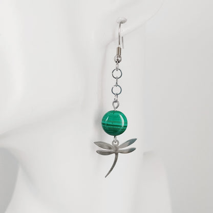Boucles d’oreilles en Malachite naturelle ornées d’une libellule, symbole de transformation et de liberté. Un bijou féminin, original et plein de sens.