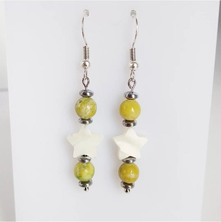 Boucles d’oreilles en pierres naturelles Nacre & Serpentine – un bijou élégant qui allie douceur, protection et harmonie. Apaise le stress et équilibre les émotions.