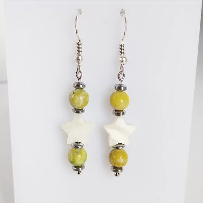 Boucles d’oreilles en pierres naturelles Nacre & Serpentine – un bijou élégant qui allie douceur, protection et harmonie. Apaise le stress et équilibre les émotions.