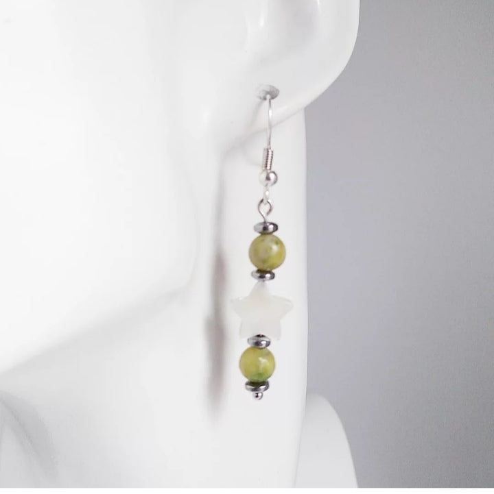 Boucles d’oreilles en pierres naturelles Nacre & Serpentine – un bijou élégant qui allie douceur, protection et harmonie. Apaise le stress et équilibre les émotions.