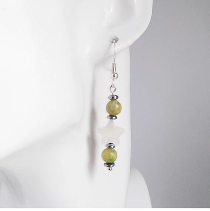 Boucles d’oreilles en pierres naturelles Nacre & Serpentine – un bijou élégant qui allie douceur, protection et harmonie. Apaise le stress et équilibre les émotions.