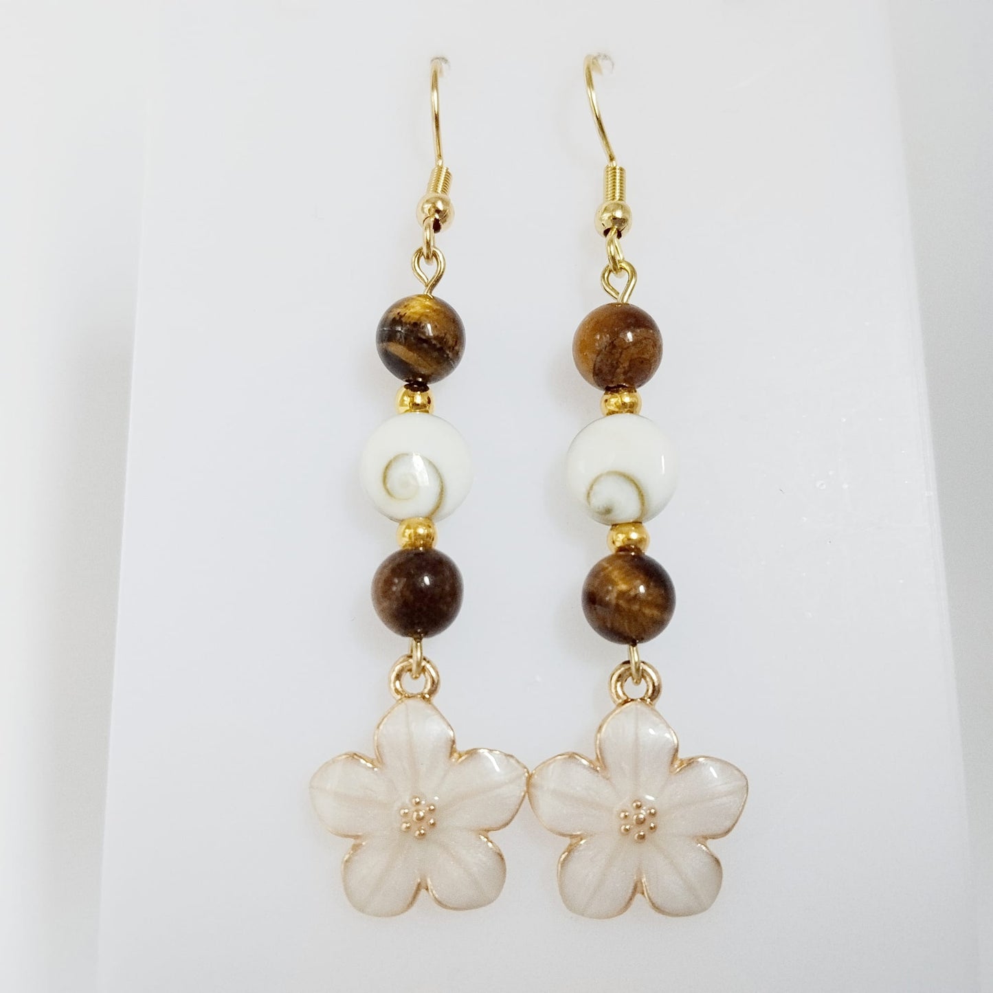 Découvrez nos boucles d'oreilles en Œil de Sainte-Lucie et pierres naturelles. Bouclier de protection, sérénité et vitalité au quotidien. Trouvez votre pierre !