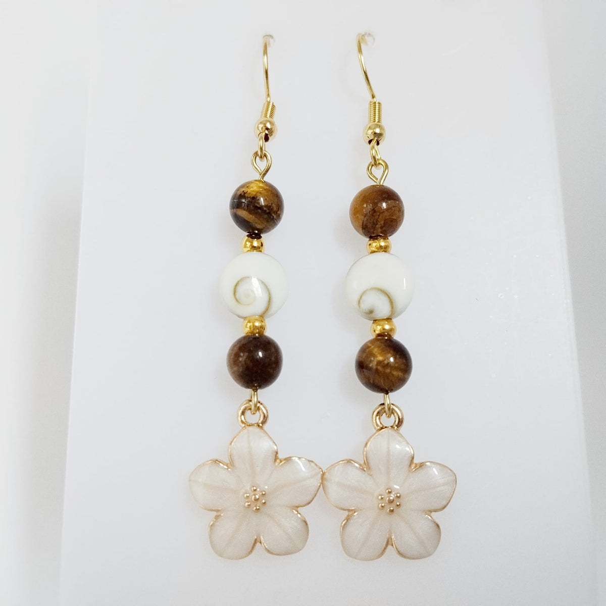 Découvrez nos boucles d'oreilles en Œil de Sainte-Lucie et pierres naturelles. Bouclier de protection, sérénité et vitalité au quotidien. Trouvez votre pierre !