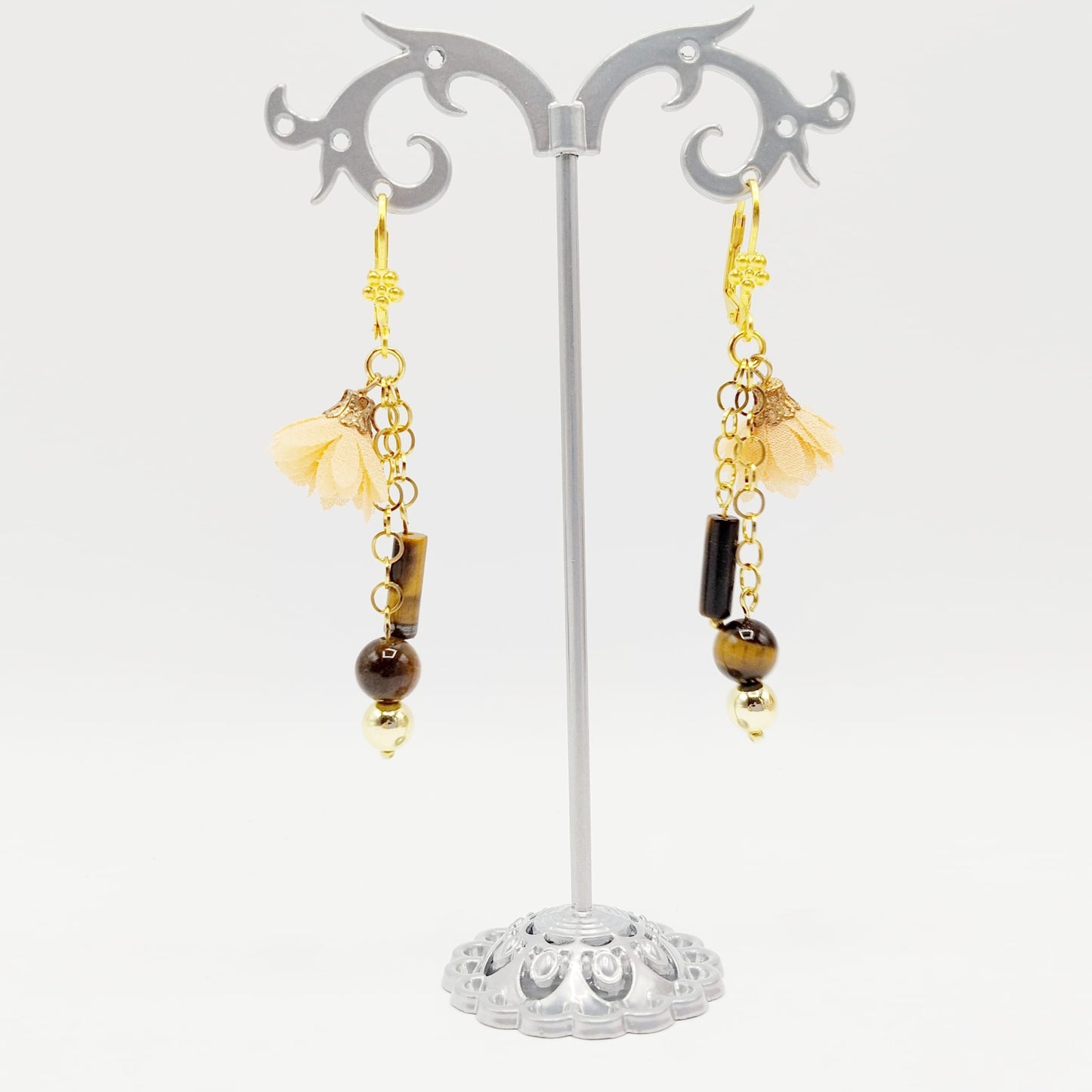 Boucles d’oreilles en Œil de Tigre naturel, pierre de protection et de confiance. Bijou énergétique pour équilibre, courage et clarté.
