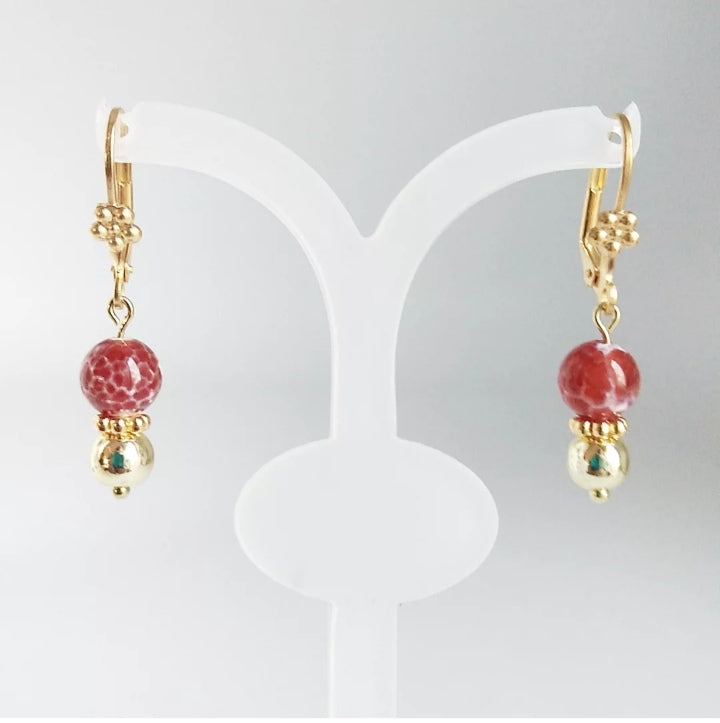 Boucles d’oreilles dormeuses dorées en Agate de Feu 25 mm : élégance, énergie et protection naturelle. Vitalité et ancrage au quotidien.