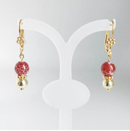 Boucles d’oreilles dormeuses dorées en Agate de Feu 25 mm : élégance, énergie et protection naturelle. Vitalité et ancrage au quotidien.