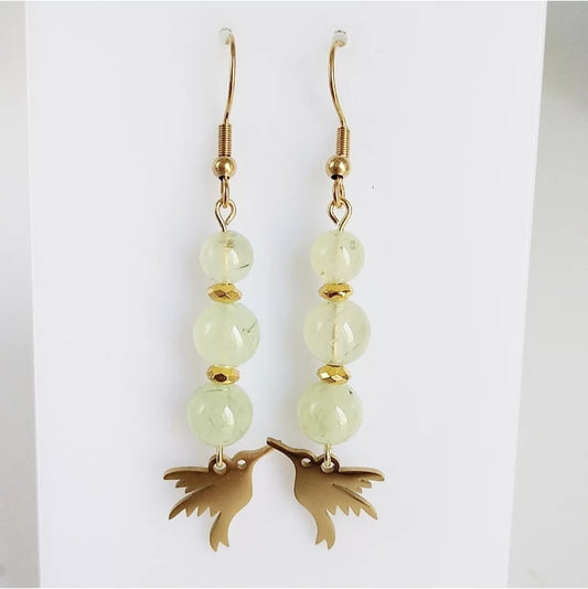 Craquez pour nos boucles d’oreilles en Préhnite naturelle, une pierre apaisante et protectrice qui favorise le calme, la clarté et la sérénité.