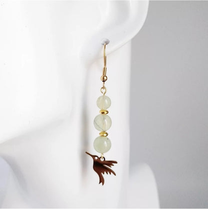 Craquez pour nos boucles d’oreilles en Préhnite naturelle, une pierre apaisante et protectrice qui favorise le calme, la clarté et la sérénité.
