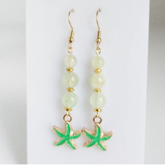 Craquez pour nos boucles d’oreilles en Préhnite naturelle, une pierre apaisante et protectrice qui favorise le calme, la clarté et la sérénité.