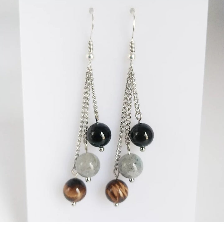 Boucles d’oreilles Triple Protection en Tourmaline, Labradorite et Œil de Tigre. Bijou doré ou argenté pour allier élégance et protection énergétique.