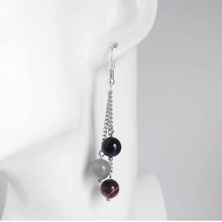 Boucles d’oreilles Triple Protection en Tourmaline, Labradorite et Œil de Tigre. Bijou doré ou argenté pour allier élégance et protection énergétique.