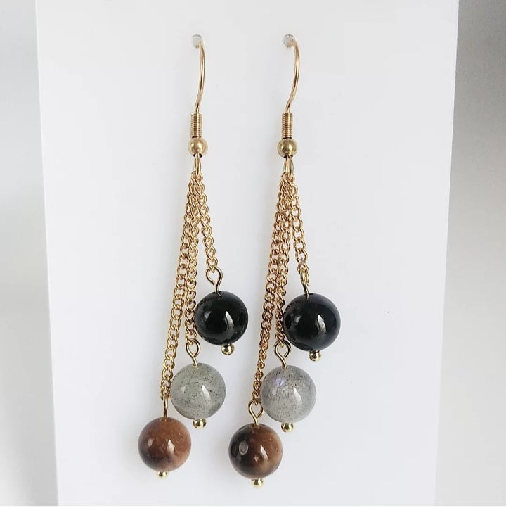 Boucles d’oreilles Triple Protection en Tourmaline, Labradorite et Œil de Tigre. Bijou doré ou argenté pour allier élégance et protection énergétique.